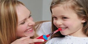 5 mejores cepillos de dientes eléctricos para tu hijo